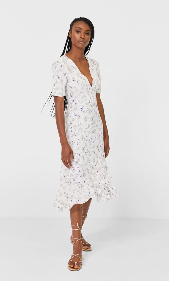 El clásico romántico del veranop, vestido blanco con florecitas d ela nueva colección de Stradivarius (29,99 euros).