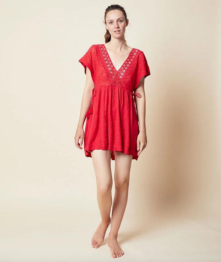 Si eres de las que tira de estilo bohemio cuando llega a la playa, esta túnica de Etam con detalles guipur es perfecta para darle un toque chic a tus bikinis. Con escote en V y ceñida en la cintura, está rebajada y de 37,99 euros ha pasado a 16,99 euros. Está disponible en las tallas S, M y L, y en color blanco y rojo.