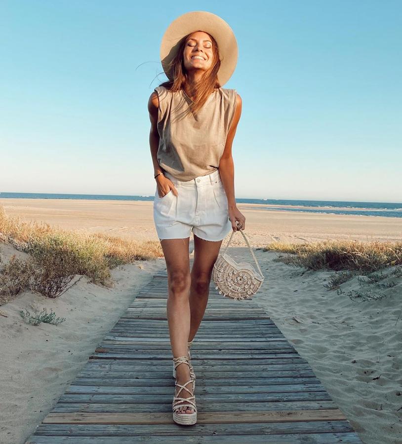 Saca del armario tus shorts favoritos y añade una camiseta con hombreras, tendencia esta temporada, como ha hecho Carmen de la Cruz. Si no tienes una, ficha este  truco para conseguirla  con una básica de manga corta que tengas por casa, añade unas  sandalias de esparto  y.... ¡Lista para triunfar!