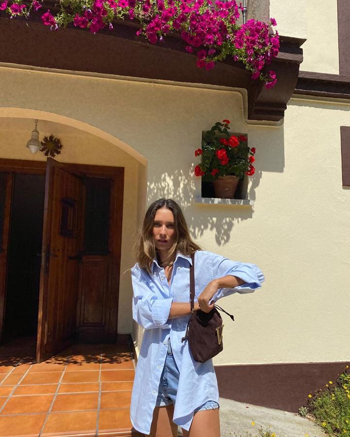 ¿Cómo dar una segunda vida a tus pantalones cortos vaqueros? Muy fácil, haz como Grace Villarreal y combínalos con una camisa larga de estilo masculino (puedes robársela a tu pareja, padre o amigo), arremángala y llévala semiabierta. ¡Nos encanta!