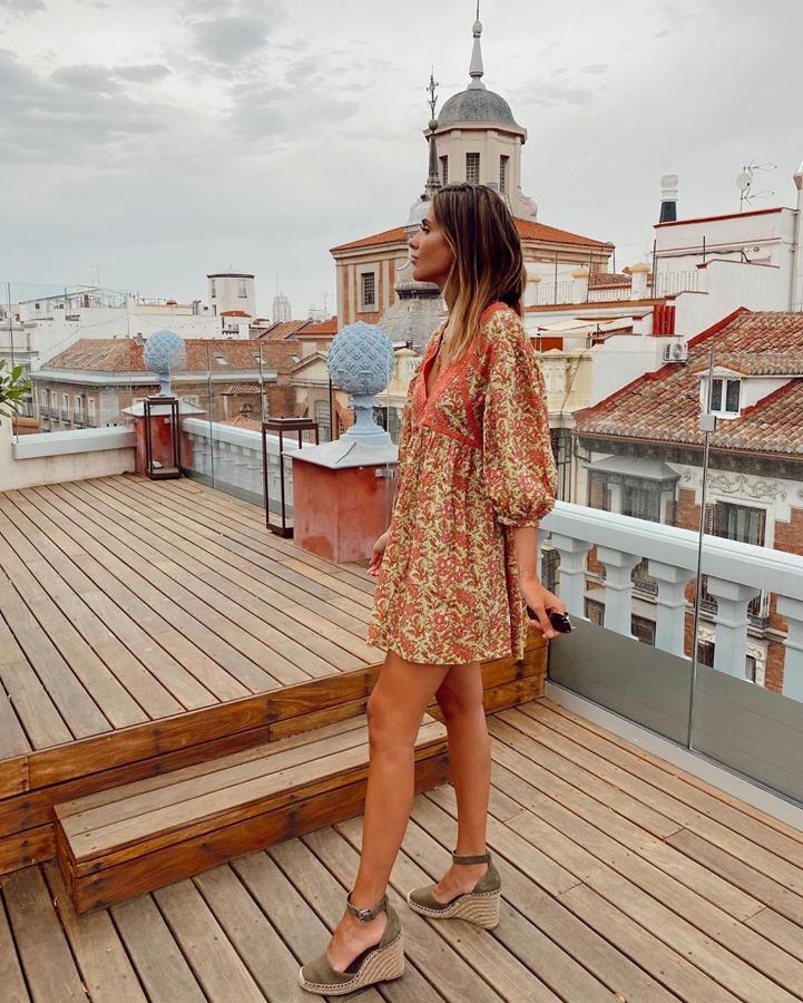 Son el calzado favorito de la Reina Letizia y esta temporada, las alpargatas de cuña están arrasando. Estilizan las piernas como un tacón sin perder la comodidad y Mery Turiel ya se ha declarado fan de ellas. Con este modelo de Pull&Bear, la influencer ha demostrado que sientan ideales con un minivestido estampado.