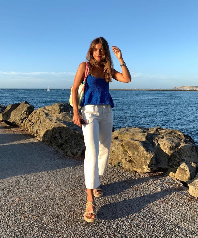 Si eres de las que le gusta usar pantalones largos también en invierno, la opción de unos en color blanco es sin duda la mejor. Son muy combinables, resaltan el moreno y los puedes usar en un sinfín de ocasiones. Sara Baceiredo propone un look de básicos combinándolos con un top más original y unas sandalias planas y cómodas.