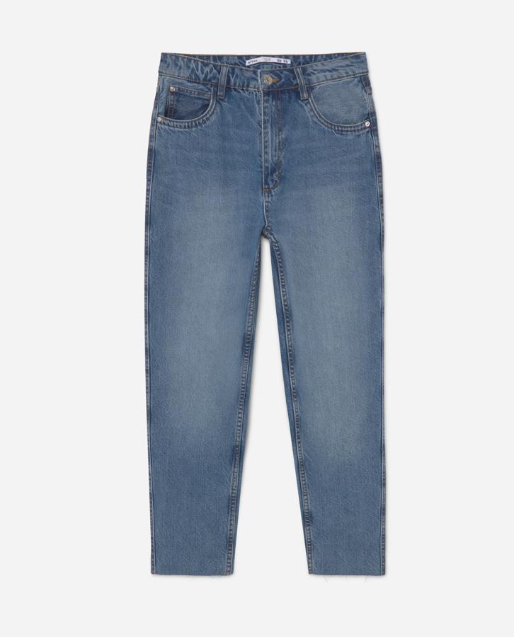 Jeans de patrón momfit con efecto lavado (19,99 €), de Lefties.