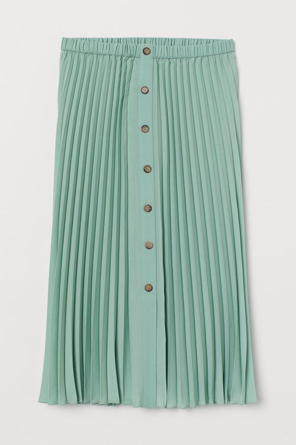 Esta falda midi en color verde menta está también disponible en otros colores. Con botones en la parte delantera, tiene un precio de 29,99 euros.
