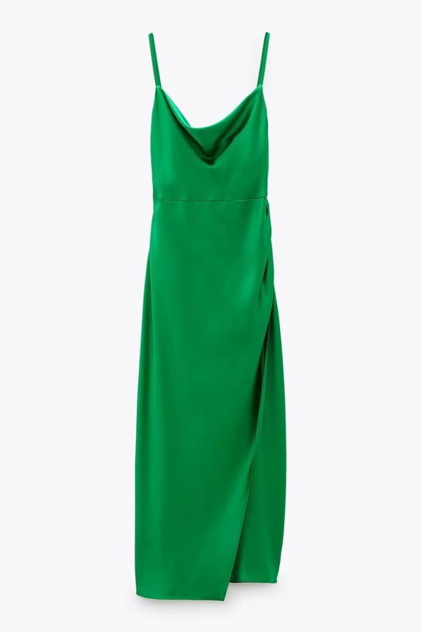 En color verde, este vestido lencero satinado con escote recto y tirantes finos cuenta con abertura en el bajo y tiene un precio de 29,95 euros.