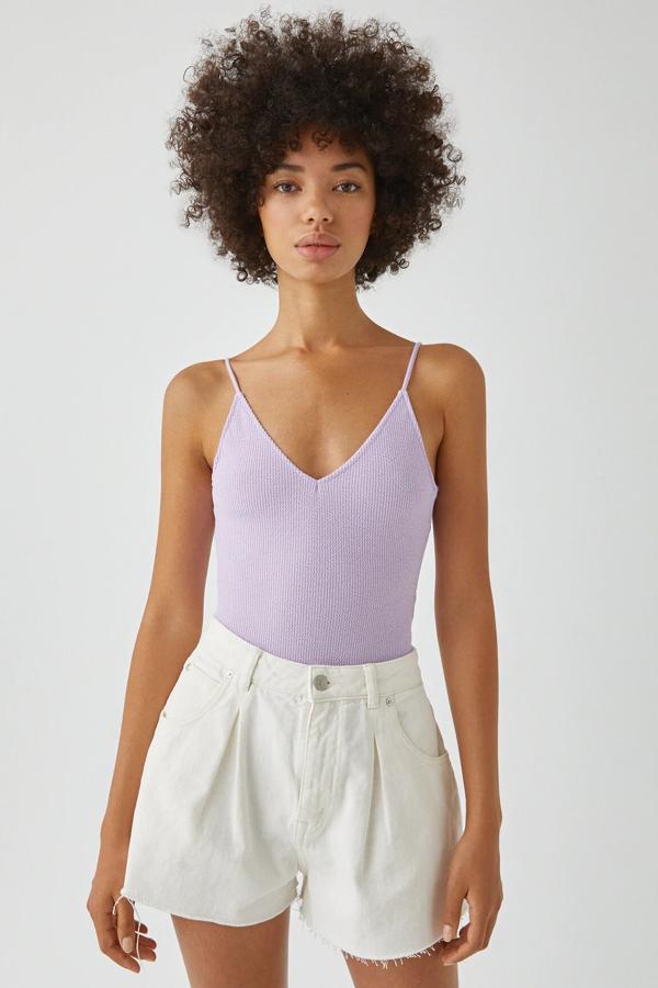 Este body de tirantes en color lila con escote de pico y espalda descubierta tiene un precio de 17,99 euros.