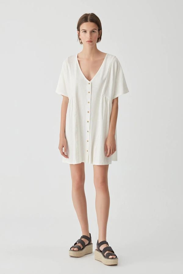 Disponible en blanco o en color gris antracita, este vestido con detalle de puntilla en la parte delantera está confeccionado en 100% algodón y tiene un precio de 19,99 euros. Es de Pull & Bear.