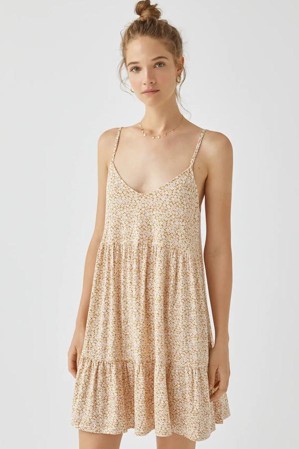 En tono mostaza o azulón, este vestido corto con tirantes y volumen tiene un precio de 15,99 euros.