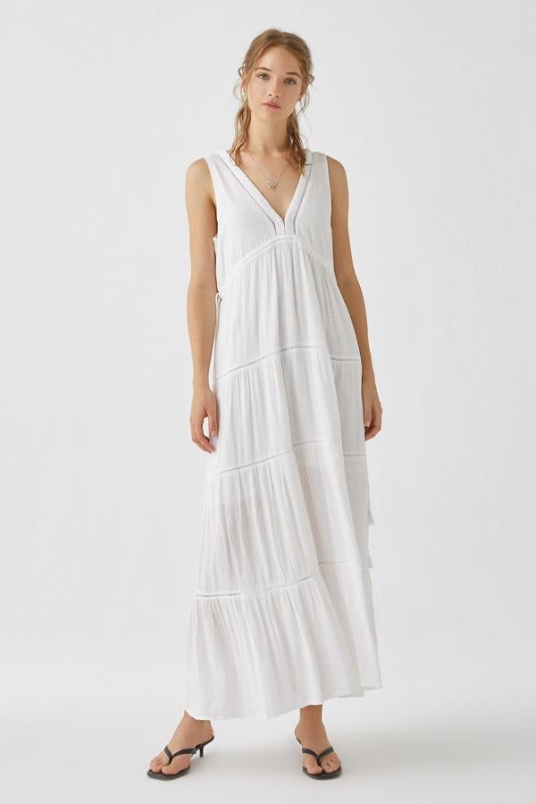 En Pull & Bear encontramos este vestido midi en color blanco con escote de pico en la parte delantera y en la trasera. Tiene un precio de 29,99 euros.