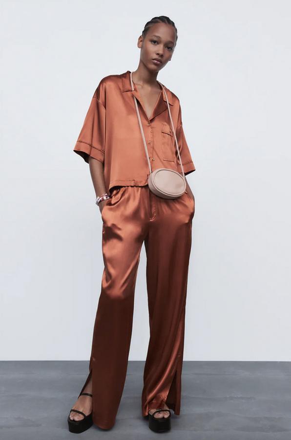 A juego con la camisa, este pantalón pijamero de tiro alto viene con cintura elástica y bajo con aberturas laterales. Cuesta 25,95 euros y está disponible entre las tallas XS y XL.