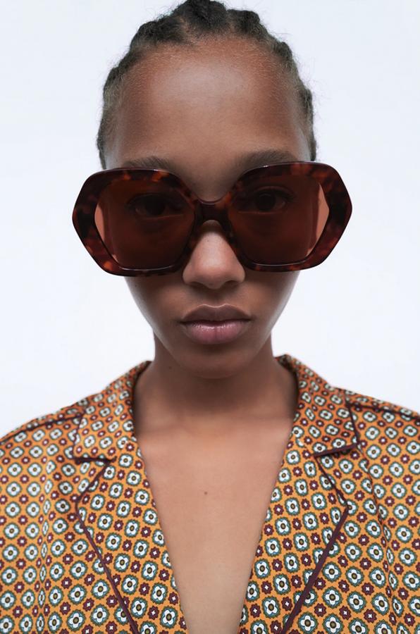 Una de nuestras favoritas es esta camisa pijamera en tonos toffe con estampado en tonos blancos y verdes, cuello de solapa, escote de pico, manga corta y falso bolsillo de vivo en la pechera. Con bajos asimétricos, cuesta 25,95 euros y está disponible entre las tallas XS y XXL.