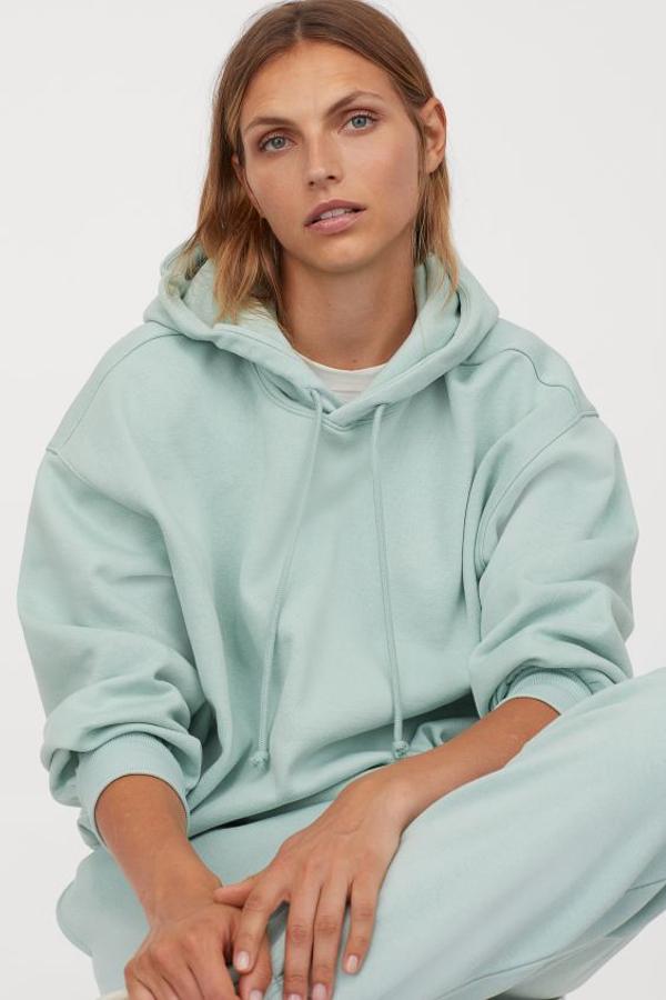 Tendremos que esperar a que llegue a la web de H&M, solo se vende ahí, pero esta sudadera en verde menta es tan bonita que no nos importa. Con hombros caídos, interior cepillado suave y capucha forrada, tiene un precio de 9,99 euros y está confeccionada con poliéster reciclado.