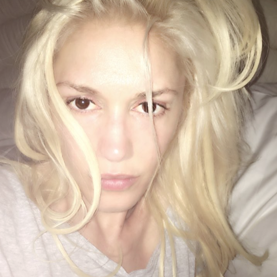 Como estamos acostumbradas a verla con maquillajes bastante cargados, sorprender contemplar la cara lavada de la que fuera cantante de No Doubt. La verdad que en este caso queda claro que el maquillaje puede llegar a poner años encima: parece mucho más joven sin su icónico 'eyeliner' y si 'lipstick' rojo.