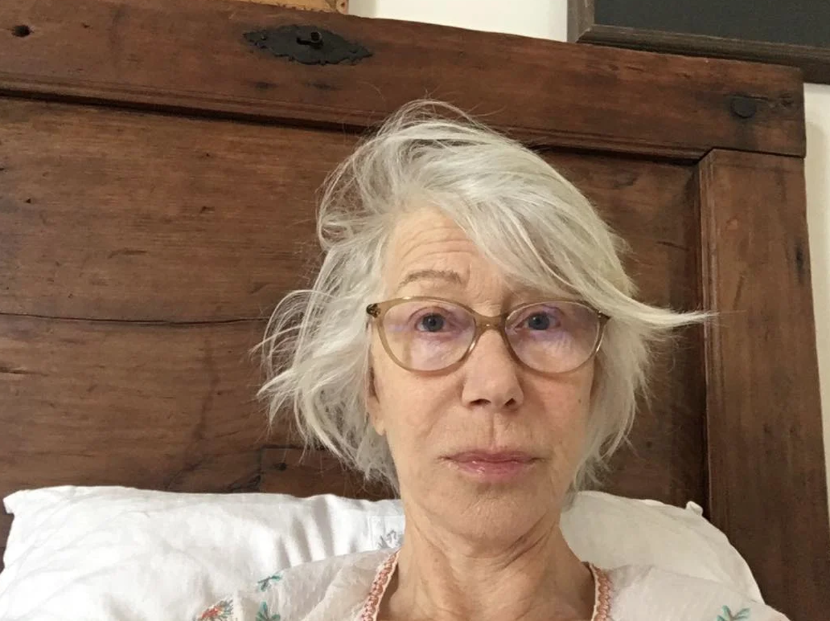 Honestidad total en uno de nuestros selfies favoritos del año. Helen Mirren se fotografió al despertar, un segundo después de ponerse las gafas y coger el móvil, para pedir donaciones para las unidades de cuidados intensivos que aún trabajan bajo presión durante la pandemia del coronavirus en Reino Unido.