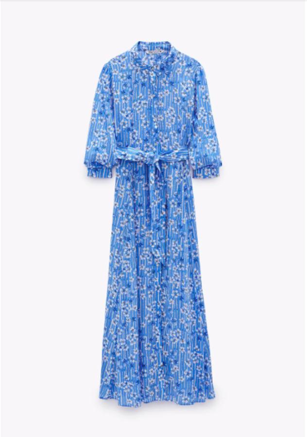 Midi y de estampado floral en azul, este vestido abotonado viene con un cinturón tipo lazo y es de manga francesa. Es de Zara y todavía está disponible por 39.95 euros.