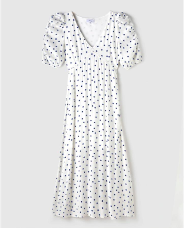 A lunares y con un discreto cuello en uve, este vestido es también perfecto para salir. Es de Fórmula Joven en El Corte Inglés y ahora cuesta 24.99 euros.
