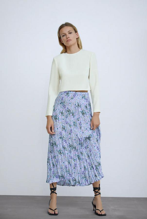 Esta bonita falda en tonos lilas y verdes pertenece a la colección de Zara y viene con cintura elástica y tejido plisado. Con un precio de 29,95 euros, está disponible entre las tallas XS y XXL.