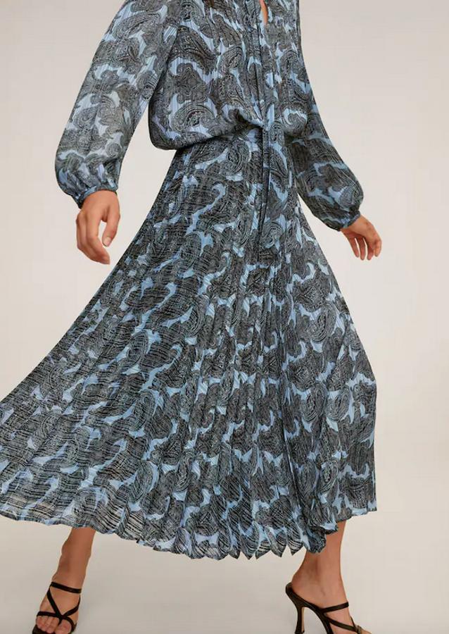 Estampado pasley y diseño plisado para esta bonita falda de Mango en color azul con corte midi y tejido fluido. Cuesta 39,99 euros y está disponible entre las tallas XS y XL.