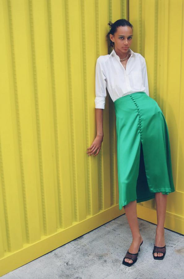 Tejido satinado en color verde para esta falda midi con abertura delantera y detalle de falsos botones frontales forrados a tono. Cuesta 29,95 euros y está disponible entre las tallas XS y XL.