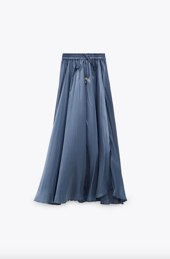 En Zara hemos encontrado esta falda de tiro alto con cintura elástica con cordones acabados en abalorios metálicos y tejido satinado con efecto arrugado. Tiene un precio de 39,95 euros y está disponible entre las tallas XS y XXL.