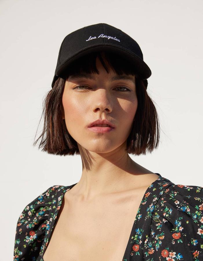 En color negro, con letras bordadas en color blanco, hemos encontrado en Berhska esta gorra que tiene un precio de 5,99 euros.