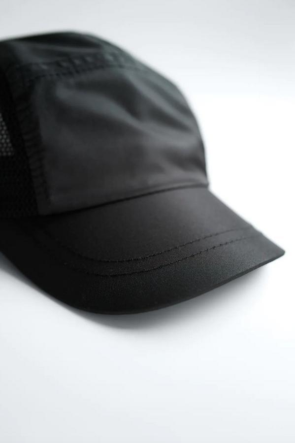Con detalle de rejilla en los laterales, esta gorra negra de Zara viene con cierre ajustable de goma en la parte trasera y tiene un precio de 12,95 euros.