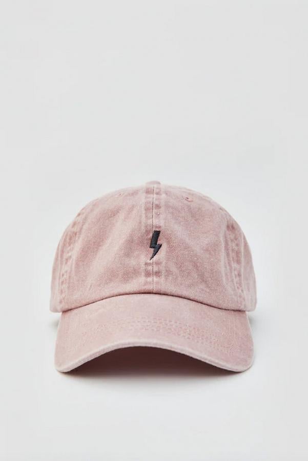 En Pull&Bear también hemos encontrado esta gorra de color rosa con detalle de rayo bordado en el panel delantero y cierre trasero ajustable. Cuesta 9,99 euros.