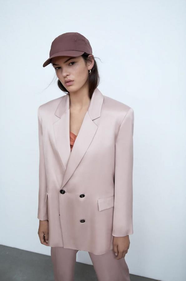 En color salmón oscuro, con cierre ajustable combinado, esta gorra técnica es de Zara y tiene un precio de 12,95 euros.