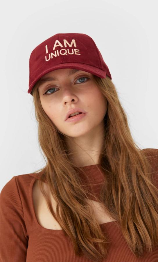 En la última colección de Stradivarius hemos encontrado esta gorra en color granate y mensaje a contraste en el panel delantero que tiene un precio de 9,99 euros.
