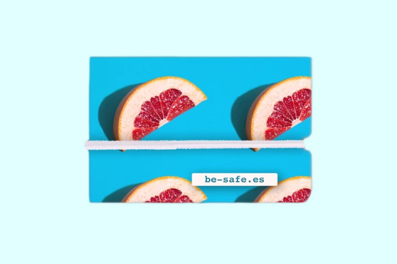 Están realizados en cartulina reciclada y cada paquete incluye cinco de estas originales guardamascarillas diseñadas a todo color en Valencia. Los encuentras en la web  be-safe  y son una buena opción para guardar plegada la mascarilla con estilo mientras comes en un chiringuito Hay todo tipo de diseños para todo tipo de gustos, desde el print animal hasta dibujos de Juan Castaño e, incluso, se pueden personalizar. Mucho mejor que llevar la mascarilla en el codo o la muñeca…