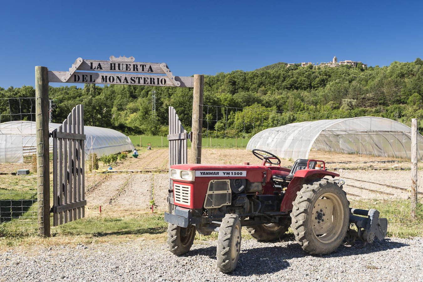 Un monasterio de siglo XVII convertido en un hotel de 5 estrellas, situado a las puertas del Parque Nacional de Ordesa y Monte Perdido (Huesca), puede ofrecerte una de las experiencias más rurales gracias a su actividad "Somos de pueblo". Especialmente pensada para urbanitas, te permitirá vivir el pueblo de Boltaña como si vivieras en él, subir al castillo, degustar los productos de su huerta o conocer su arquitectura autóctona.