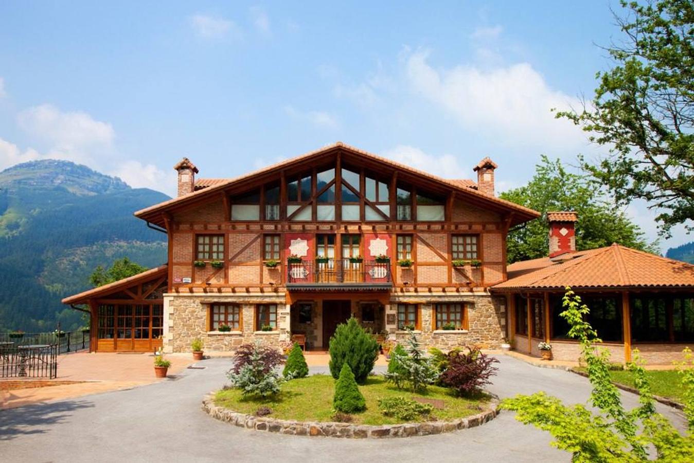 Una casona con entramado de madera, en pleno Parque Natural de Gorbeia (Vizcaya), puede ser el lugar de tus sueños. Y no solo por el increíble paisaje que la rodea, sino que ofrece todo lo que necesitas para desconectar: tranquilidad, naturaleza en estado puro y un spa con servicio de masajes. ¿Quién da más?