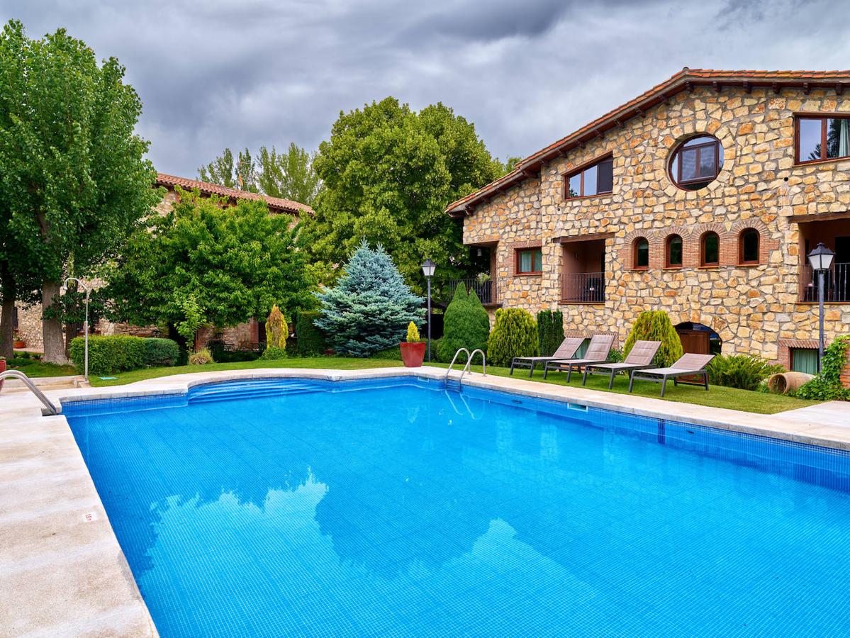 Un molino del siglo XV a las afueras de Sigüenza (Guadalajara) es hoy un precioso hotel de 17 habitaciones, piscina y spa. Perfecto para desconectar y, también, para darse a la buena vida porque su restaurante luce orgulloso una estrella Michelin.