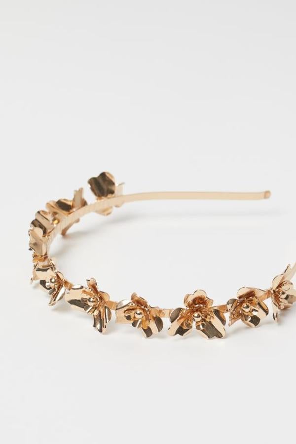 Esta diadema fina de metal en color dorado con cadena de flores solo podemos encontrarla en la web de la firma y cuesta 9,99 euros.