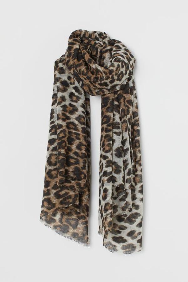 En el departamento de accesorios de H&M hemos encontrado este bonito fular con estampado de leopardo en tejido vaporoso con flecos en los lados. Tiene un precio de 7,99 euros y solo se vende en la web de la firma.