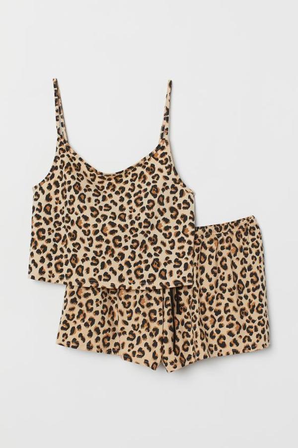 El leopardo también ha llegado a los pijamas, y este de H&M con diseño corto con camiseta de tirantes y pantalón con cintura elástica tiene un precio de 14,99 euros y solo queda en la talla XS. Y se está agotando.