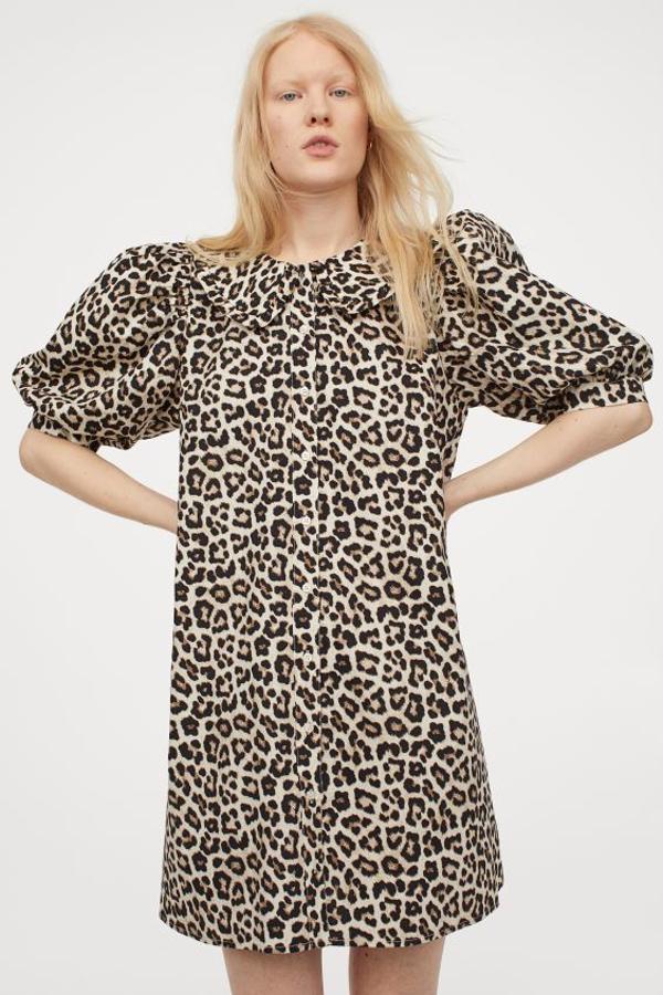 Uno de nuestros estampados de leopardo favoritos es este vestido en evasé corto de algodón vaporoso con cuello Peter Pan con ribete de volantes y mangas cortas abullonadas. Cuesta 29,99 euros, es de H&M y está disponible entre las tallas XS y XXL.