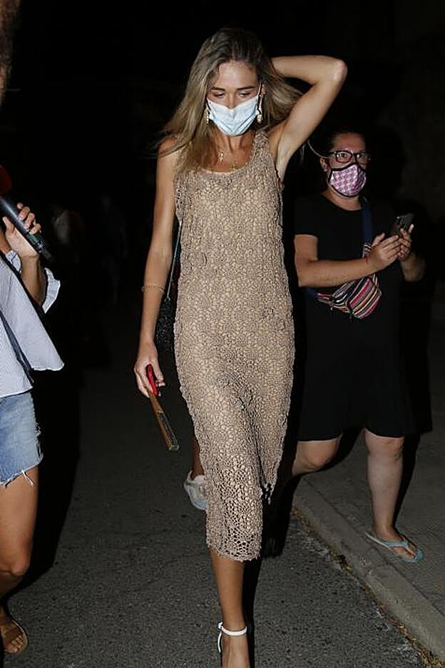 Ana Soria acudía ala plaza de toros de Plasencia a ver torear a su novio, Enrique Ponce, y lo hacía con un vestido de crochet ajustado de la nueva colección de Zara.