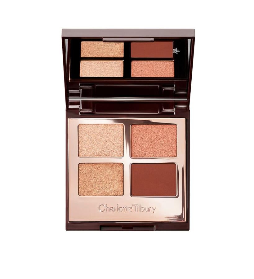 Marfil, rosa dorado, marrón rojizo y un tono de brillo transparente están seleccionados para resaltar el color natural y el brillo de los ojos. Permiten crear la ilusión de unos ojos más grandes y brillantes, como hacen los filtros de Instagtram.  Luxury Palette Exager-Eyes de Charlotte Tilbury  (51,55 €).