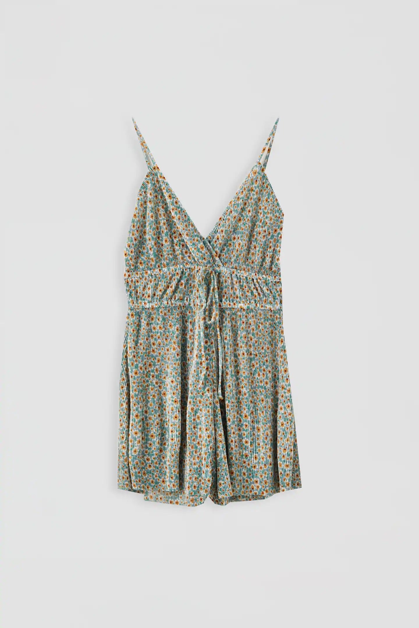 Plisado, mini, en verde agua con margaritas y de tirantes. ¿Hay un mono más veraniego que este de Pull&Bear? (19,99 euros).