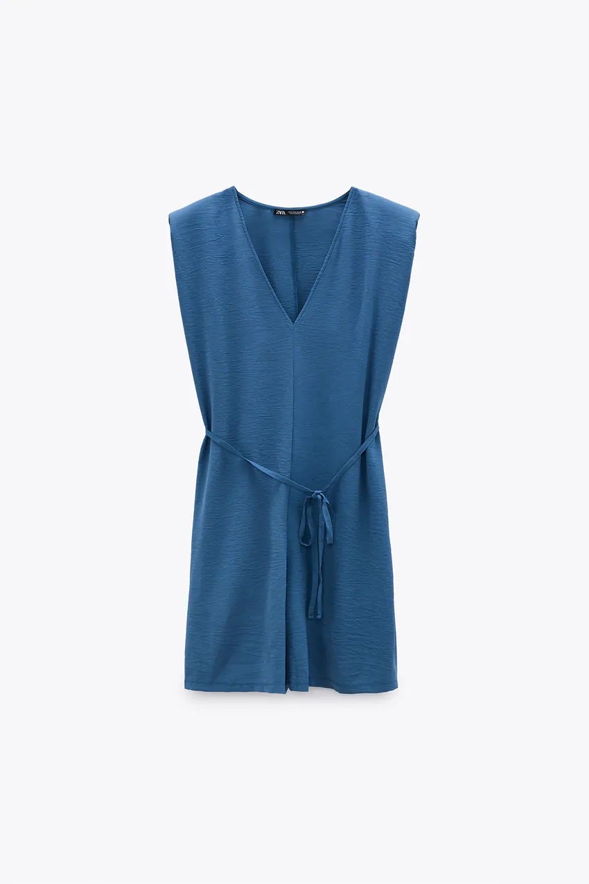 Mono corto en azul klein con hombreras, la tendencia más vista de la temporada. (22,95 euros).