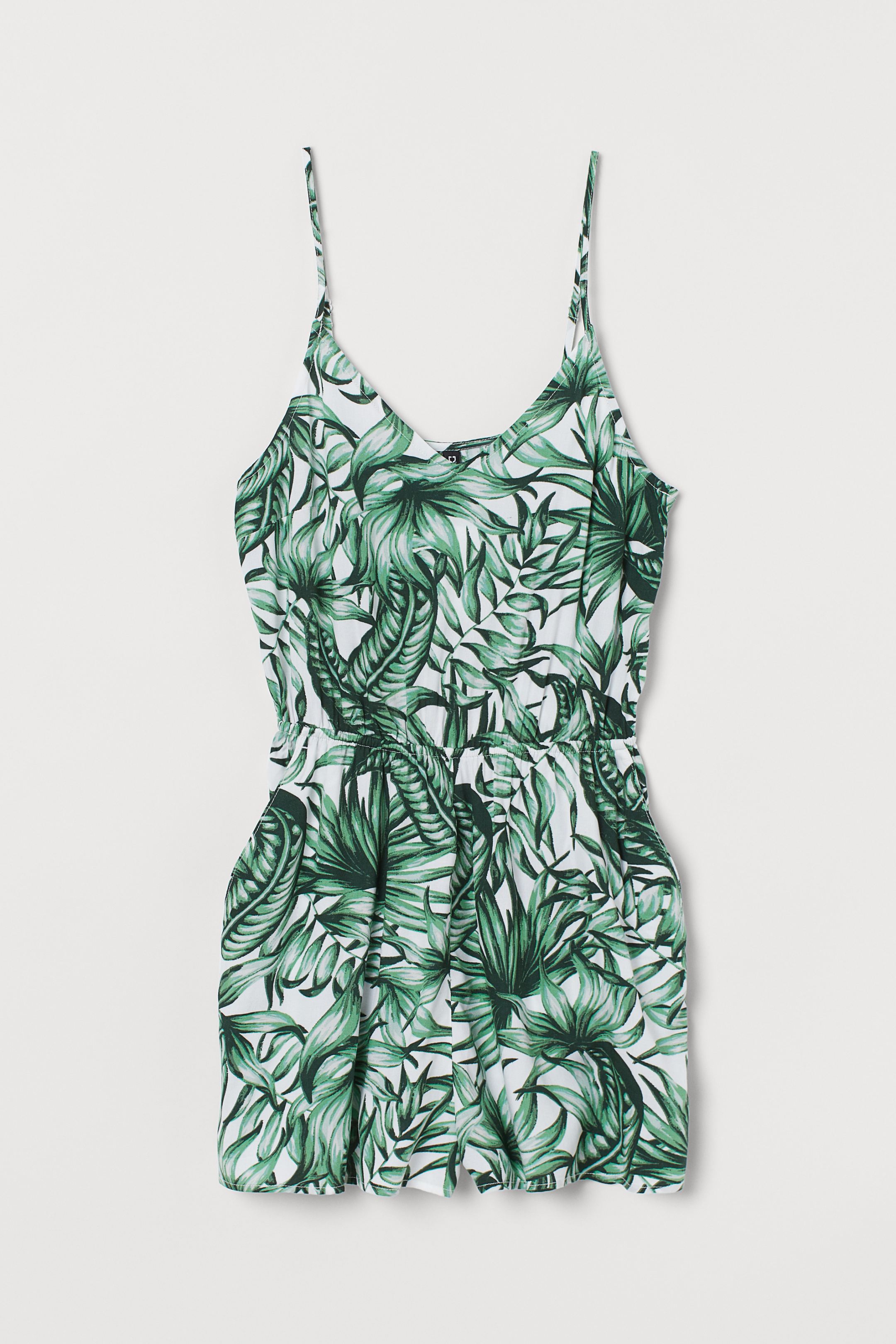 Mono corto de tirantes de H&M con estampado tropical. (14,99 euros). Disponible en otros cinco estampados para todos los gustos. A punto de agotarse.