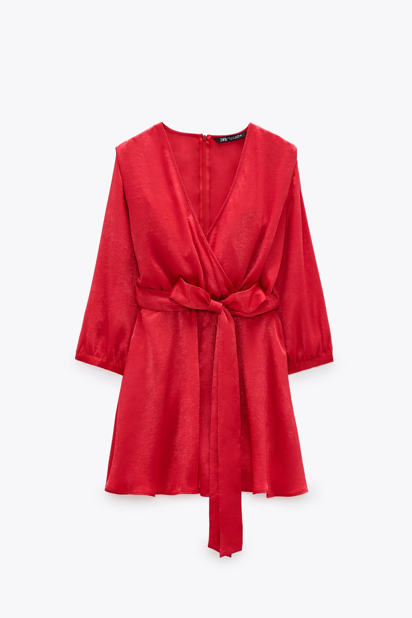 Mono satinado en color rojo, manga larga, escote a pico pronunciado y cinturón para las ocasiones más especiales. De Zara. (29,95 euros).