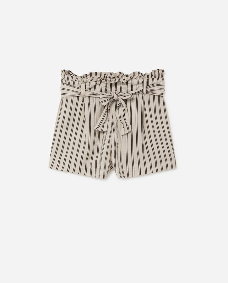 Pantalones cortos de algodón blanco de pinzas, con cinturón anudado a juego y estampado de rayas verticales, de Lefties (8,99 €).