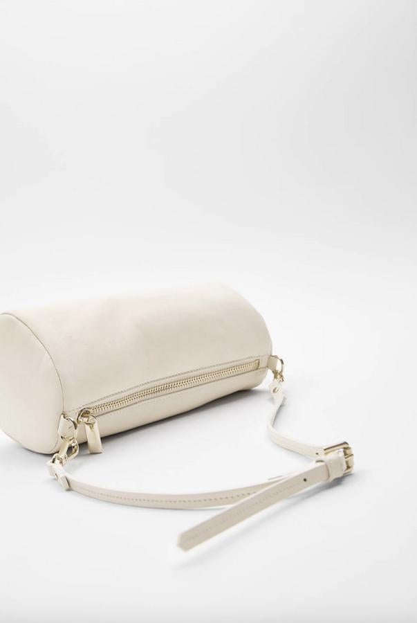 El blanco es un color perfecto para cualquier cita en esta temporada de verano y este mini bowling con piel curtida en color crudo y sostenible es perfecto para cualquier look de aires románticos o colores paste. Cuesta 59,95 euros.