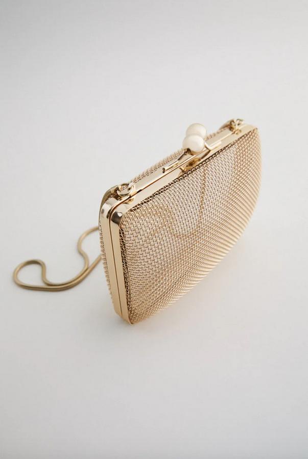 Si lo tuyo son los diseños tradicionales, esta caja metalizada en color oro con cuerpo metalizado puede ser lo que necesitas. Viene con asa de hombro con cadena para convertirlo en bandolera y tiene un precio de 29,95 euros.