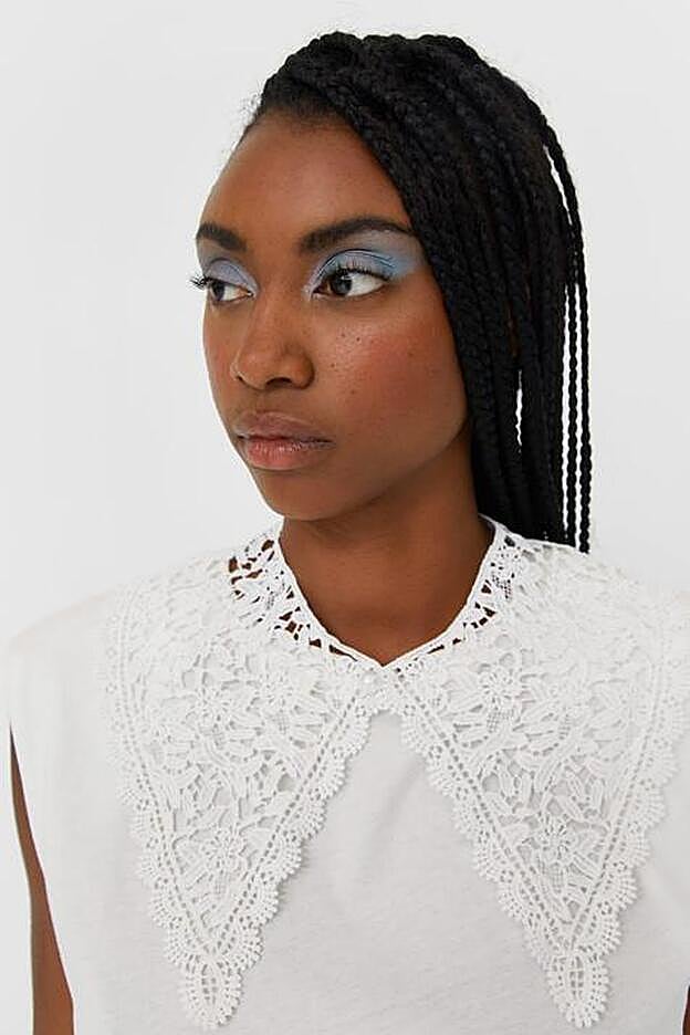 El cuello de encaje de Stradivarius queda espléndido incluso sobre una camiseta blanca.