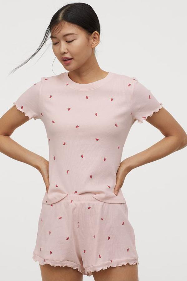 En canalé de algodón suave, este pijama en rosa empolvado con estampado de sandía es de H&M. Con camiseta con cuello ribeteado y pantalón corto con bajos sobrehilados, cuesta 14,99 euros y está disponible en las tallas L y XL.
