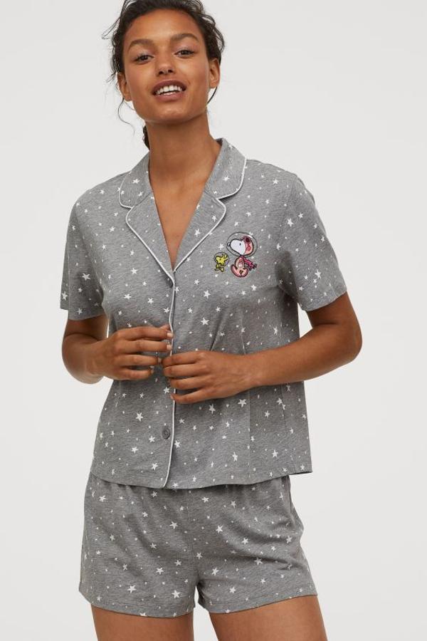 En color gris, con estampado de estrellas y detalle bordado de Snoopy, este pijama de dos piezas con camisa de solapas y pantalón corto es de H&M. Tiene un precio de 19,99 euros y está disponible únicamente en las tallas XS y S.
