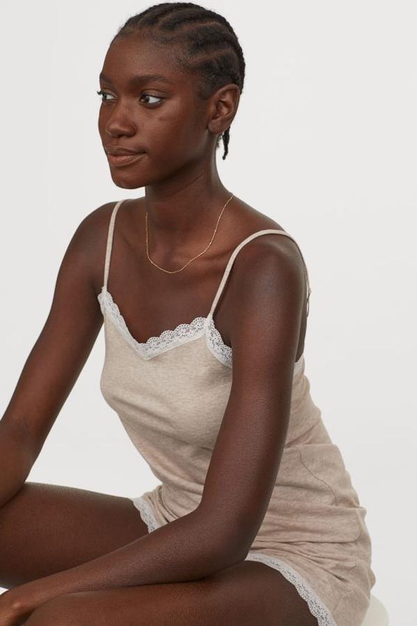 De venta exclusiva en la web de H&M, este pijama corto de dos piezas en punto suave viene con detalles de encaje. La camiseta tiene ligero escote de pico y tirantes finos ajustables y pantalón con elástico revestido en la cintura. Tiene un precio de 14,99 euros y está disponible entre las tallas XS y XL.